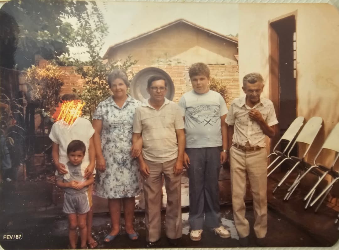 A Foto em Família no Aniversário do Avô (Dez/1986) — Única foto com o pai